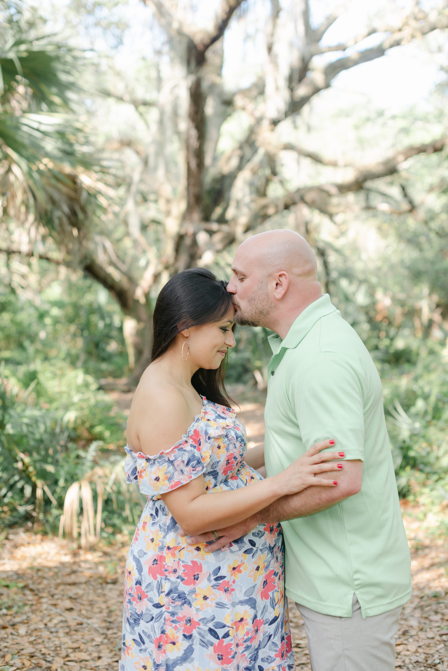 Dad kissing mom's forehead